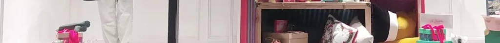 Vitrine d'une boutique de cadeaux et vêtements