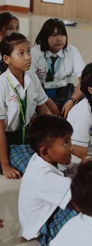 Des enfants en Inde écoutent leur professeur. Qui sommes-nous, avenir nos valeurs